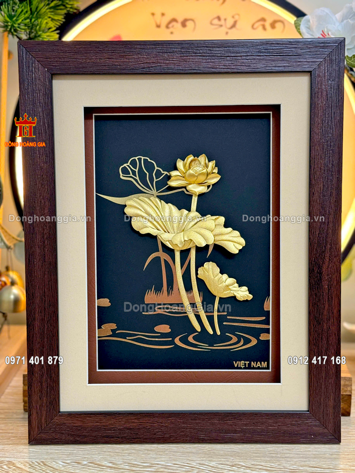 Bức tranh hoa sen bằng đồng mạ vàng 24K được nhiều khách hàng yêu thích